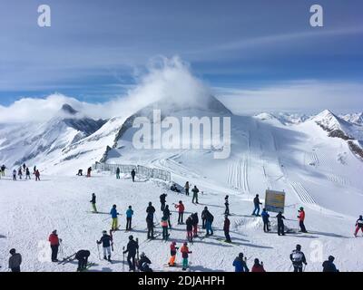 Panorama d'hiver depuis le sommet du Gletscherbus 3 avec les skieurs et le sommet d'Olperer en arrière-plan, glacier Hintertux, Mayrhofen, Tyrol, Autriche Banque D'Images