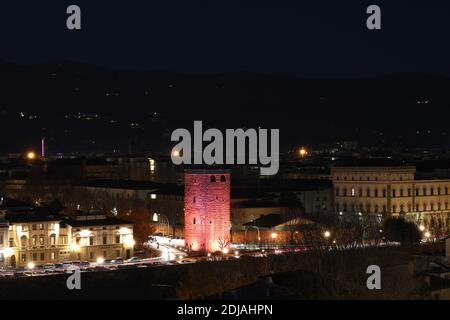 Florence, 2020 décembre : Tour de Zecca illuminée par le F-Light Festival 2020 pendant la saison de Noël. Italie Banque D'Images