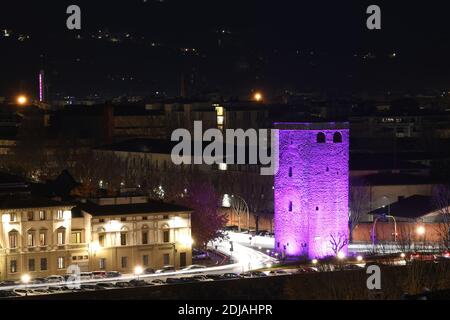 Florence, 2020 décembre : Tour de Zecca illuminée par le F-Light Festival 2020 pendant la saison de Noël. Italie Banque D'Images