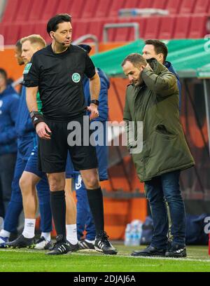 L'arbitre Manuel GRAEFE parle à Manuel BAUM, entraîneur Schalke après Mark UTH, S04 Nr. 7 blessure inconsciente et lourde à la tête, dans le match FC AUGSBURG - FC SCHALKE 04 2-2 1.Ligue allemande de football, Augsbourg, Allemagne, 13 décembre 2020. Saison 2020/2021, match day 11, 1.Bundesliga © Peter Schatz / Alay Live News National et international News-agences HORS usage éditorial SEULEMENT - les RÈGLEMENTS DFL INTERDISENT TOUTE UTILISATION DE PHOTOGRAPHIES comme SÉQUENCES D'IMAGES et/ou QUASI-VIDÉO - Banque D'Images