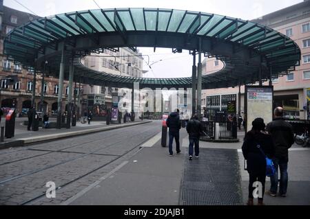 Français et voyageurs étrangers marchant et attendant tramway et Bus aller à destination au tramway Homme de fer Gare dans la vieille ville de Strasbourg Banque D'Images