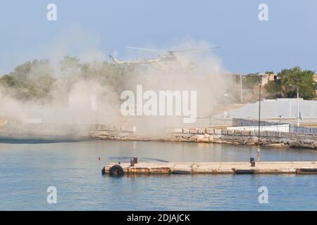 Sébastopol, Crimée, Russie - 26 juillet 2020 : l'hélicoptère mi-8AMTSh des forces aérospatiales russes part du site de la batterie Konstantinovskaya Banque D'Images