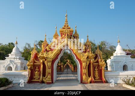 Pagode Kuthodaw à Mandalay, Birmanie Myanmar Banque D'Images