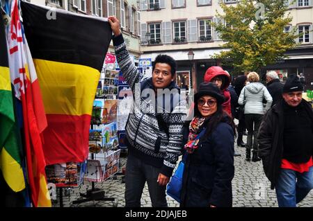 Les Français et les voyageurs étrangers achètent des souvenirs à la boutique de souvenirs de la place Kleber dans la vieille ville de Strasbourg le 30 novembre 2016 à G. Banque D'Images