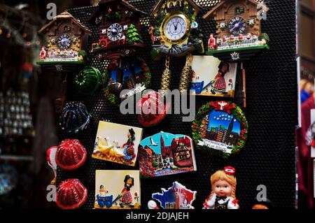 Souvenirs pour les Français et les voyageurs étrangers acheter à la boutique de souvenirs de la place Kleber dans la vieille ville de Strasbourg le 30 novembre 2016 Banque D'Images