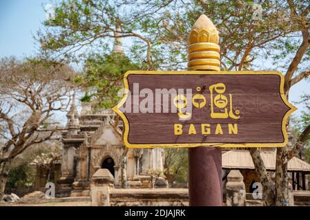 Bagan roadsign, temple bouddhiste en arrière-plan, Birmanie Myanmar Banque D'Images