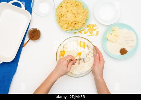 Recette étape par étape pour les vacances de Hanukkah, une tarte traditionnelle de Kugel avec nouilles et crème anglaise, chapelure sur le dessus. Les ingrédients dans les plats o Banque D'Images