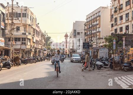Jamnagar, Gujarat, Inde - décembre 2018 : circulation dans les rues bordées de bâtiments en béton dans la ville de Jamnagar. Banque D'Images