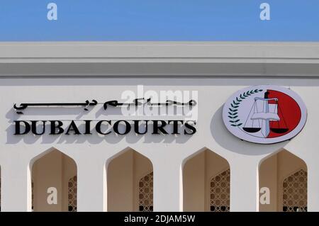 Dubaï une partie de l'enseigne bilingue du bâtiment des tribunaux judiciaires & logo intègre des balances de justice des Émirats arabes Unis Eau Moyen-Orient Banque D'Images