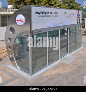 Abri de bus climatisé RTA en verre et acier inoxydable activé Panneau publicitaire bilingue sur la chaussée au centre commercial Mercato Centre Dubai United Émirats arabes Unis Banque D'Images