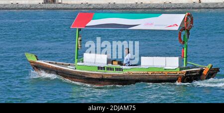 Dubai Creek Abra Water taxi homme traditionnel bateau de bois Adapté ici pour d'autres utilisations avec verrière colorée et eau Drapeau et logo RTA Émirats arabes Unis Banque D'Images