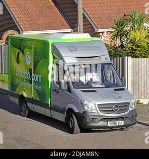 Vue latérale et avant d'en haut, vue sur le vert Fourgonnette de livraison d'épicerie en ligne Ocado et pilote de logo Conduite sur route résidentielle Angleterre Royaume-Uni Banque D'Images