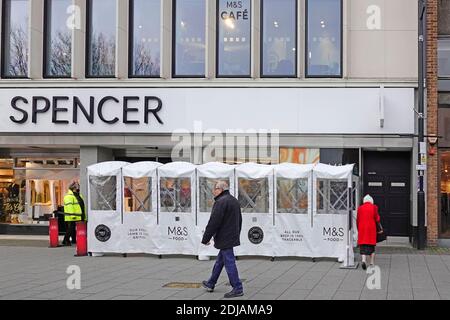 Magasins Marks and Spencer à l'avant et boutiques pliables toutes saisons Contrôle d'entrée du magasin M&S à sens unique pour le coronavirus corvid 19 pandémie Essex royaume-uni Banque D'Images
