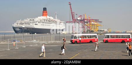 QE2 QEII ex Cunard paquebot de croisière à Port Rashid les passagers d'un bateau de croisière hors-plan se promenent à bord Bus jusqu'au centre commercial Dubai Mall pour faire du shopping aux Émirats Arabes Unis Banque D'Images