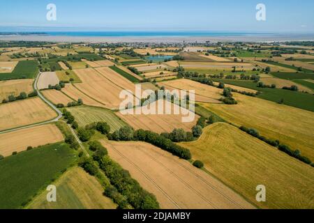 Vue aérienne sur la campagne, les polders, la baie de Cancale et le village de Saint-Benoit-des-ondes. Banque D'Images
