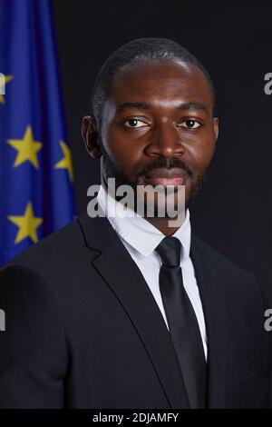 Portrait professionnel d'un homme afro-américain regardant l'appareil photo debout Contre le drapeau de l'UE en arrière-plan Banque D'Images