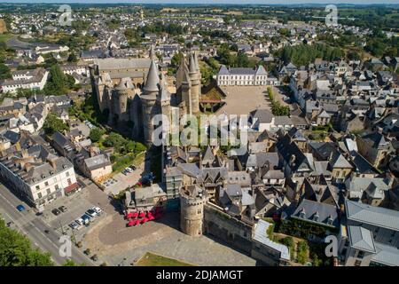 Vitre (Bretagne, Nord-Ouest de la France) : vue aérienne du château et de la vieille ville Banque D'Images