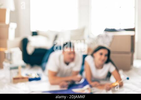 image d'arrière-plan d'un couple récemment repassé couché sur le sol dans un nouvel appartement vide. Banque D'Images