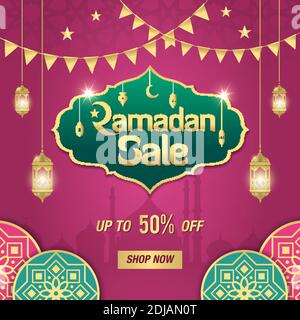 Soldes de Ramadan, en-tête ou bannière avec cadre brillant doré, lanternes arabes et décoration islamique sur fond violet. Jusqu'à 50 % de réduction Illustration de Vecteur