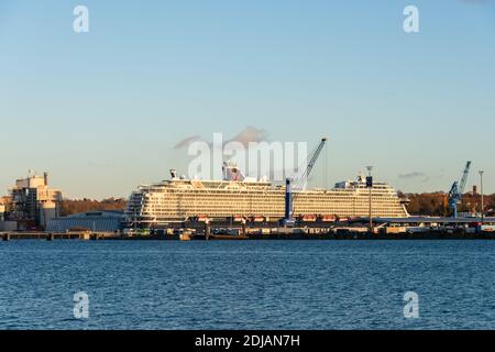 Blick über die Kieler Förde zum Ostuferhafen mit der dort wegen Coronapandemie, geparkten Kreuzfahrtschiff 'Mein Schiff 1' Banque D'Images