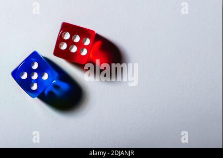 Les dés de couleur sur la photo de la table à plat Banque D'Images