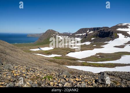 La presqu'île de Hornstrandir, Kjaransvíkurskarð passe entre Heteyri et Hloduvík en regardant la baie de Hloduvík, Westfjords, Islande Banque D'Images