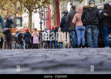 07 mars 2017, Hessen, Francfort-sur-le-main: Peu après l'ouverture d'un magasin dans le centre de Francfort, une longue file d'attente s'est déjà formée devant l'entrée. Le Chancelier et les premiers ministres de l'État ont décidé d'un verrouillage ferme à partir du 16 décembre. Photo: Frank Rumpenhorst/dpa Banque D'Images