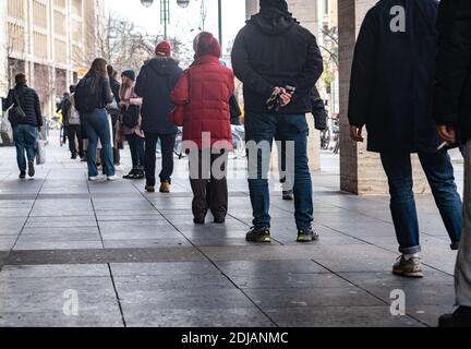 07 mars 2017, Hessen, Francfort-sur-le-main: Peu après l'ouverture d'une succursale d'une librairie dans le centre-ville de Francfort, une longue file d'attente s'est déjà formée devant l'entrée. Le Chancelier et les premiers ministres de l'État ont décidé d'un verrouillage ferme à partir du 16 décembre. Photo: Frank Rumpenhorst/dpa Banque D'Images