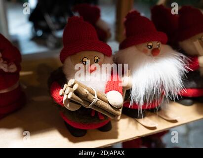 Décoration d'orf de Noël. Souvenirs ou cadeaux faits main. Traditions de vacances en Europe du Nord. Banque D'Images