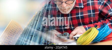 Électricien principal dénudage d'un fil ; exposition multiple Banque D'Images