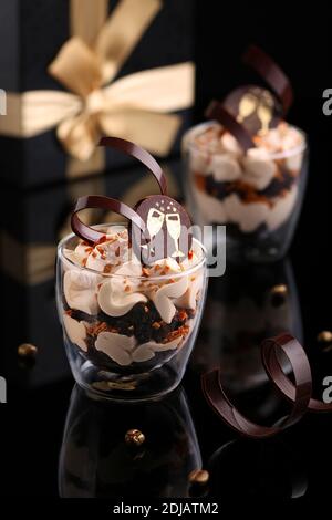 Verrin, dessert dans des verres au chocolat, mousse à la crème et baies. Banque D'Images