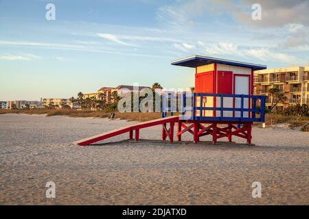 Lever du soleil à la station Lifeguard sur Cocoa Beach Florida USA Banque D'Images