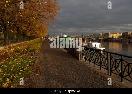 Prague, République tchèque, bateaux sur la Vltava en automne/automne Banque D'Images