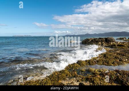Vue depuis Penmon point sur Anglesey North Wales en direction de Llandudno, Penmaenmawr et Llanfairfechan. Banque D'Images