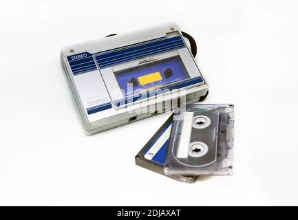 Ancien lecteur de cassettes audio stéréo portable isolé sur fond blanc. Technologie obsolète. années 80. Écouter de la musique. Banque D'Images