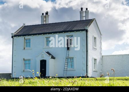 Chalet de garde-côtes ou de gardiens de phare à Penmon point sur Anglesey nettoyage des vitres Banque D'Images