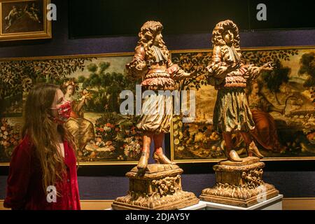 BONHAMS LONDRES 14 décembre 2020. Une bonne paire de personnages en bois sculpté et polychrome d'Itlain fin du XVIIe siècle de gentiment messieurs. Estimation: £20,000-30,000 Aperçu des ventes finales de Bonhams à Londres de l'année, y compris Old Masters et Fine Decorative Arts, 1200-1900. La vente aura lieu le 18 décembre. Credit: amer ghazzal / Alamy Live News Banque D'Images