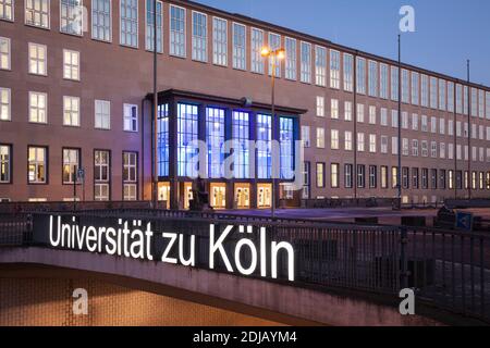 Bâtiment principal de l'Université de Cologne sur la place Albertus-Magnus dans le quartier Lindenthal, Cologne, Allemagne. Hauptgebaeude der Universitaet Banque D'Images