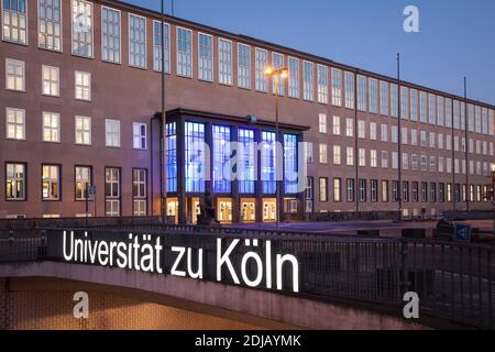 Bâtiment principal de l'Université de Cologne sur la place Albertus-Magnus dans le quartier Lindenthal, Cologne, Allemagne. Hauptgebaeude der Universitaet Banque D'Images