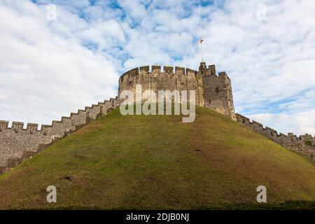 La motte normande d'origine, d'une hauteur de 20 mètres, surmontée par la coquille du XIIe siècle, château d'Arundel, West Sussex, Angleterre, Royaume-Uni Banque D'Images