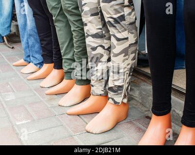 jambes de mannequins vêtus de jeans au marché de la ville extérieur par beau temps Banque D'Images