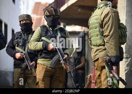 Les forces indiennes restent vigilantes près du site de l'attaque à Srinagar.UN policier a été tué après que des hommes armés inconnus lui aient tiré sur la résidence du chef du parti politique Parvaiz Bhat dans la région de Natipora dans la ville de Srinagar, ont déclaré les responsables de la police. Banque D'Images