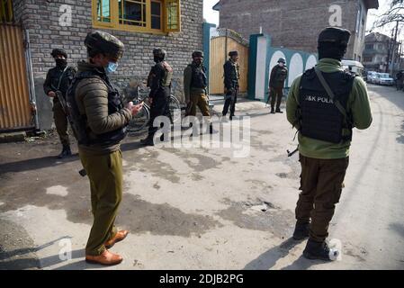 Les forces indiennes restent vigilantes près du site de l'attaque à Srinagar.UN policier a été tué après que des hommes armés inconnus lui aient tiré sur la résidence du chef du parti politique Parvaiz Bhat dans la région de Natipora dans la ville de Srinagar, ont déclaré les responsables de la police. Banque D'Images