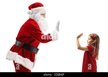 Le Père Noël gestante de haut-cinq avec une petite fille dans un robe rouge isolée sur fond blanc Banque D'Images