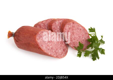 Saucisse fumée avec tranches isolées sur fond blanc Banque D'Images