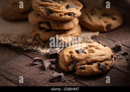 Gros plan de biscuits et de morceaux de chocolat au chocolat sur un table rustique en bois Banque D'Images