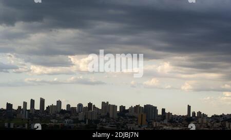 Ville avec des bâtiments et des nuages sombres, dans un ciel nuageux et gris, à l'aspect sombre dans une ville de l'état de Sao Paulo, Amérique du Sud, Brésil Banque D'Images