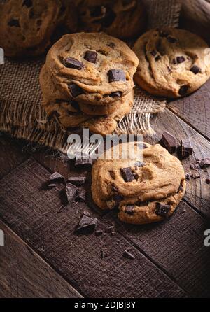 Biscuits au chocolat et morceaux de chocolat sur un bois rustique tableau Banque D'Images