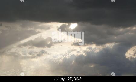 Nuage foncé dans un ciel gris nuageux avec des nuages menaçants, aspect sombre et dangereux Banque D'Images