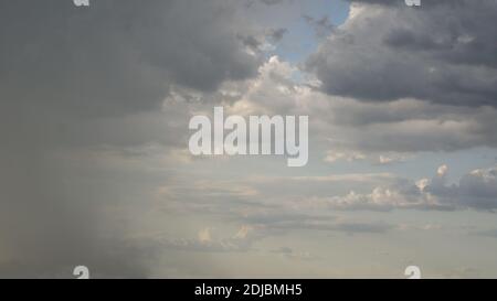 Nuage foncé dans un ciel gris nuageux avec nuages menaçants, aspect sombre et dangereux à l'approche de la pluie Banque D'Images